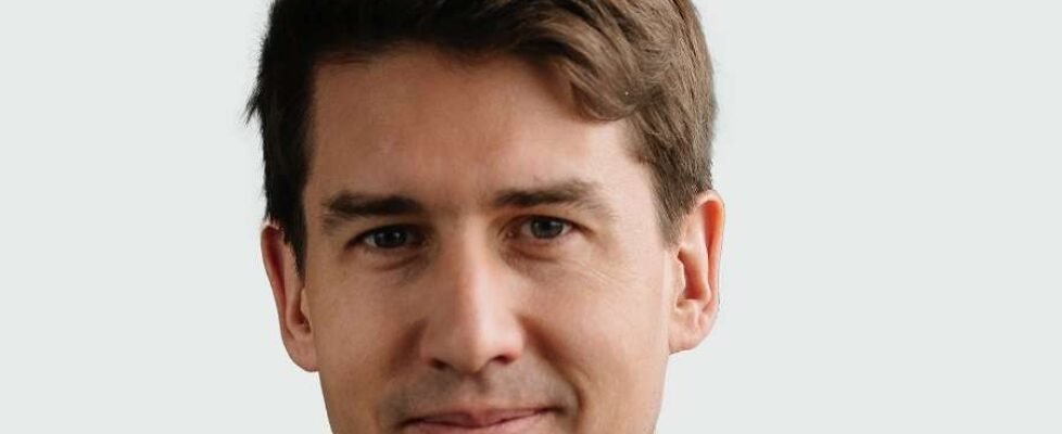 allianz commercial-guy-money