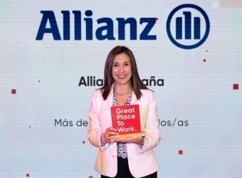 Catalina Guevara, directora de People & Culture de Allianz Seguros, recogiendo el premio great place to work 2026