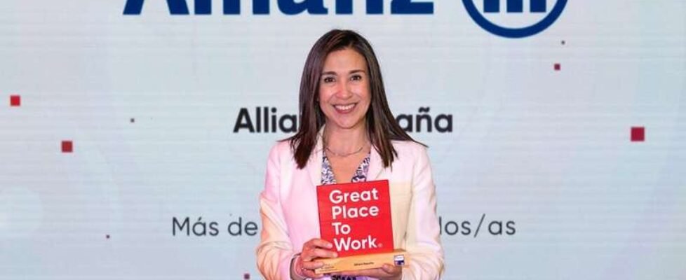 Catalina Guevara, directora de People & Culture de Allianz Seguros, recogiendo el premio great place to work 2026