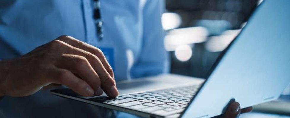 Persona con ordenador axa partners